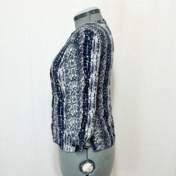 Talbots Sz 6 Navy Animal Print 3/4 Cuff Sleeves Button Closure Split Neck Blouse - Picture 5 of 7
